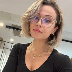 Seleme Zeyrek - Grafik Tasarımcı ve Dijital Pazarlama Uzmanı - Hakkımda